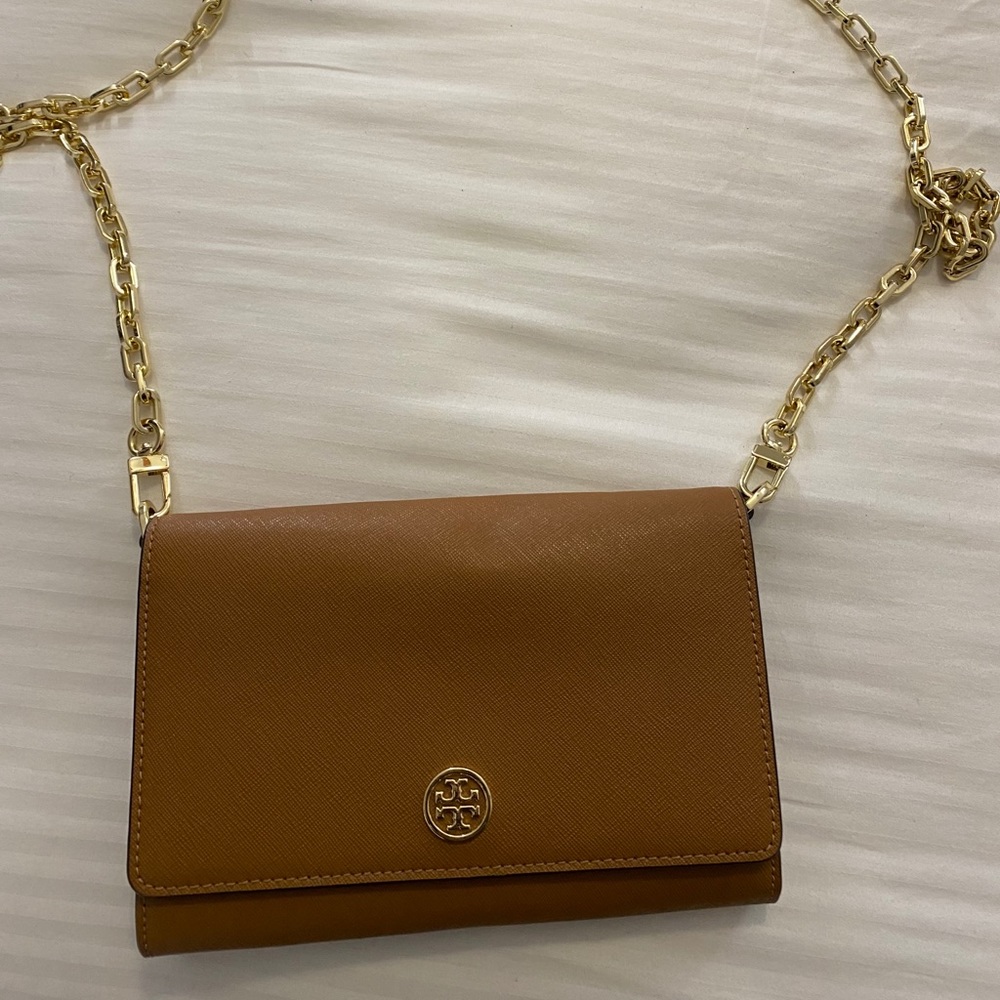 Crossbody Tory Burch wallet on chain.